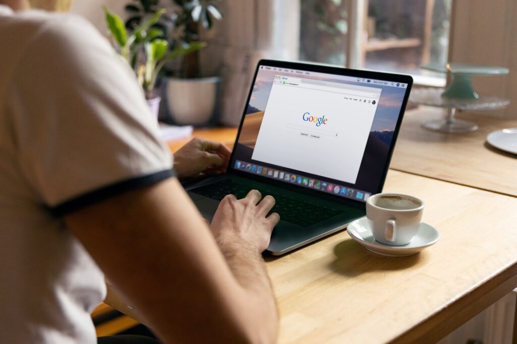 Persoon op laptop surfend op Google om de dienst zoekmachine optimalisatie (SEO) bij AAAwesome weer te geven