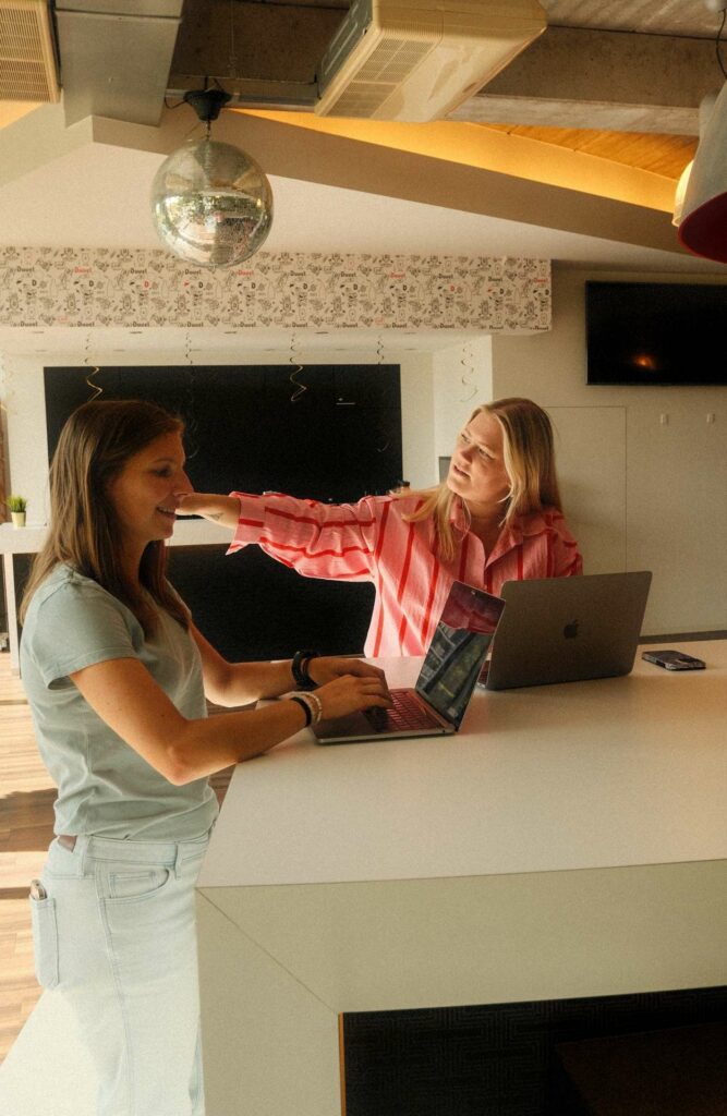 Social media beheer management © AAAwesome 2025